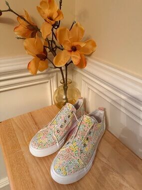 Serra Floral Slip-On Athletic Sneakers in Pink, Yellow, Green Sz 10